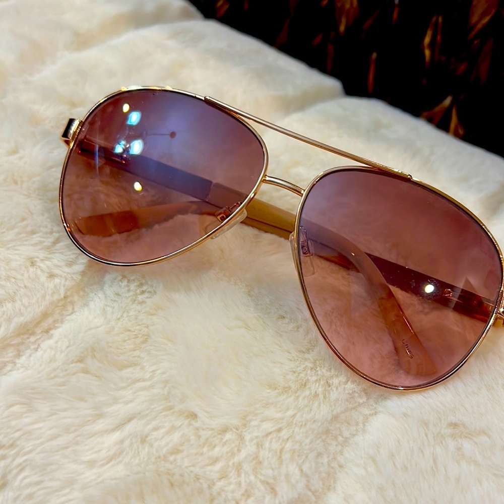 Adorable TAHARI rose gold rimmed sunglasses 🕶️